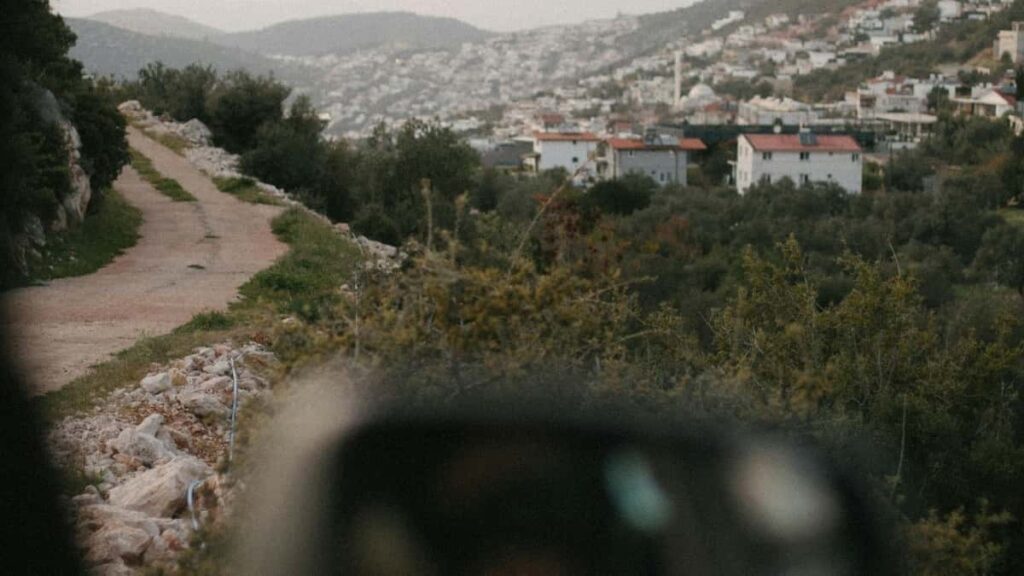 Practical tips for UK creators on connecting with Algeria brands via ShareChat to style outfits authentically.