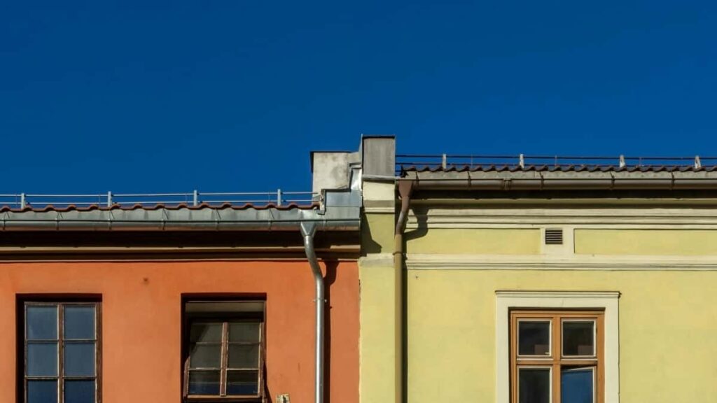 Practical guide for UK creators on pitching Jordan Brand via HBO Max-style campaigns, tagging sponsors in event coverage and using influencer playbooks from major experiential wins.