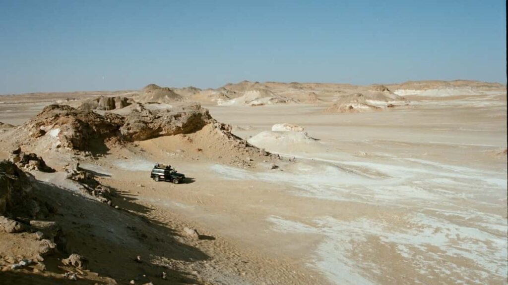 Practical, localised tactics for UK creators to contact Kuwait brands via WhatsApp and boost collaboration success outreach scripts, timing, cultural tips and legal bits.