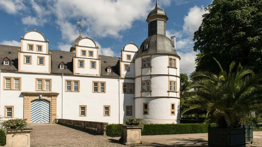 Practical guide for UK creators to pitch Icelandic brands on Spotify for live demos outreach methods, localisation tips, legal notes and a plug for VPNs.