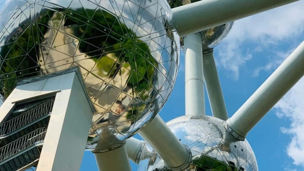 Practical guide for UK creators on pitching Saudi tourism brands via WhatsApp local etiquette, scripts, tools and measured outreach tactics.