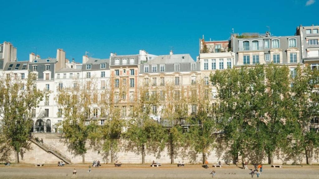 Tactical guide for UK advertisers on finding Iran-based Reddit creators to fuel flash sales using community hype, data-driven discovery and risk-aware outreach.