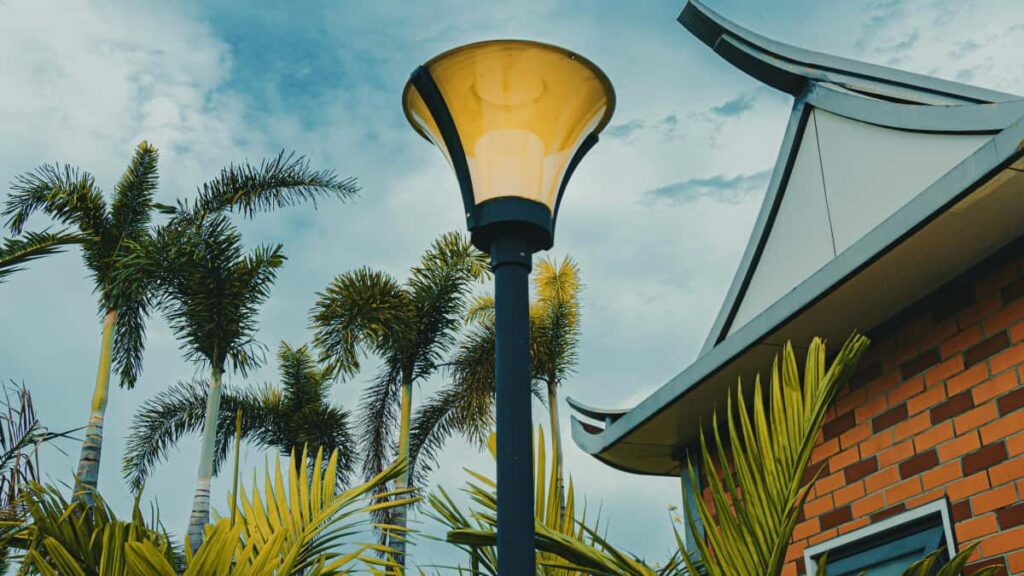 Practical playbook for UK creators to pitch Israeli brands on Threads, craft high-converting CTAs and run partnerships that actually convert.