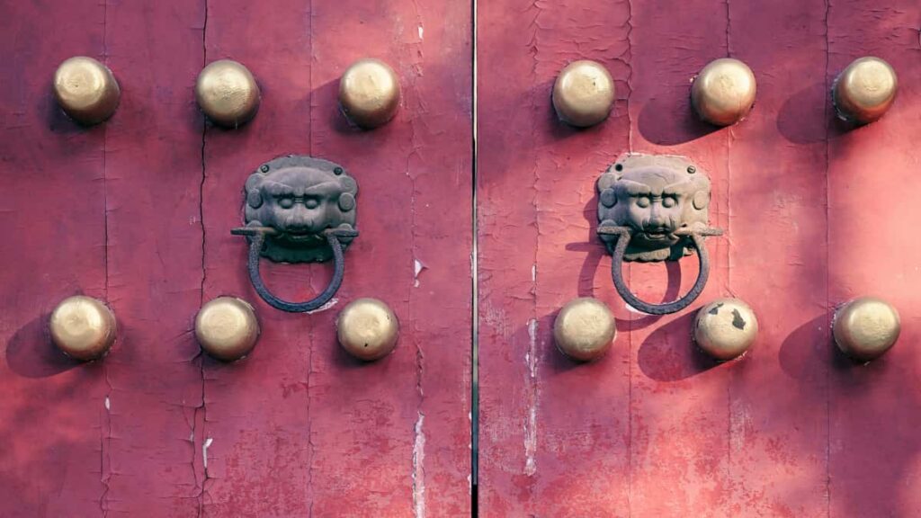 Practical playbook for UK creators on finding, pitching and collaborating with Norway-based Etsy brands to style outfits and boost reach.