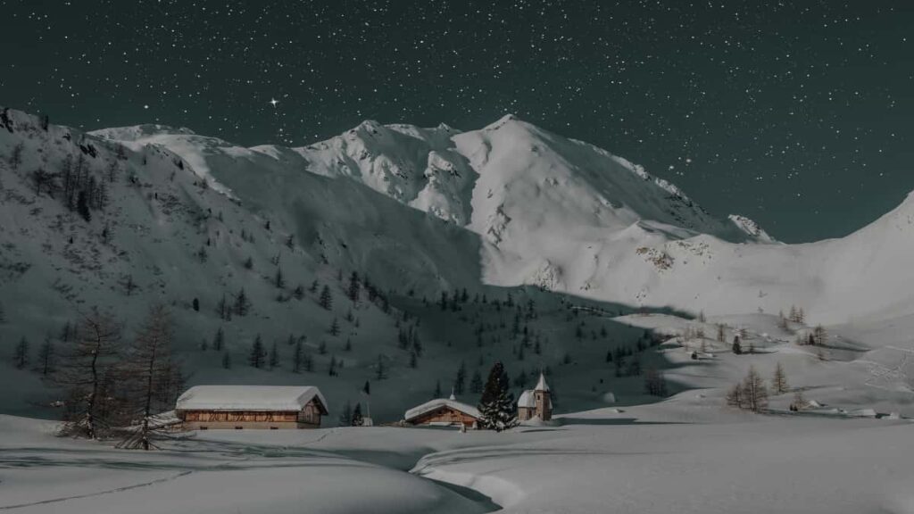 Practical playbook for UK creators and marketers on pitching Thailand hospitality and lifestyle brands via Hulu ads and sponsorships to drive online course signups.