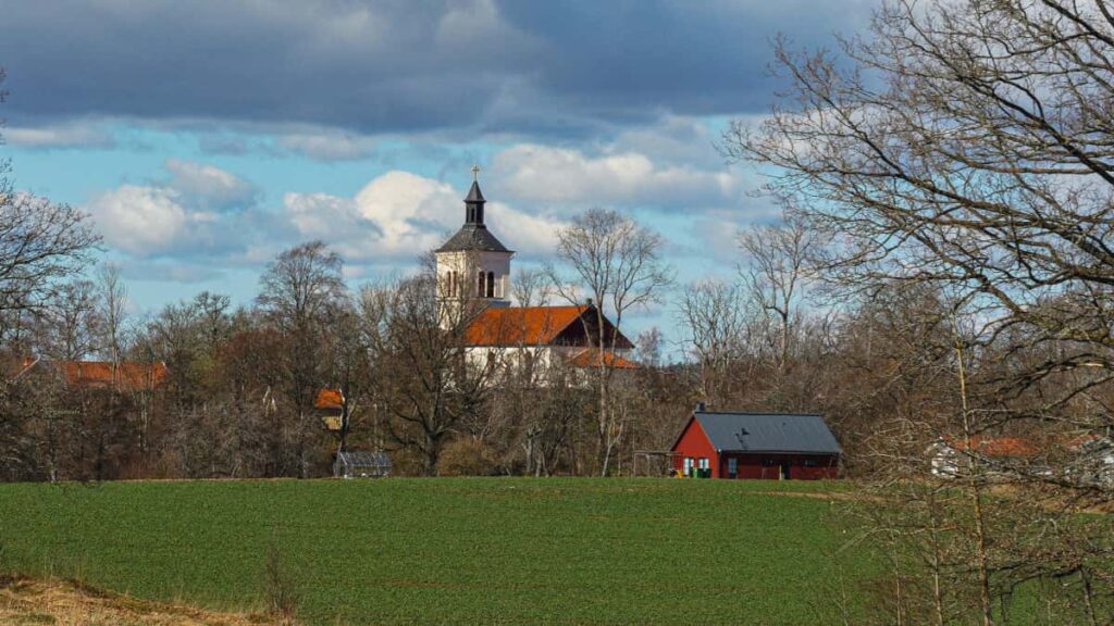 Practical, street-smart guide for UK creators on approaching North Macedonian brands via TikTok to share hidden gems like Skopje and Matka Canyon.