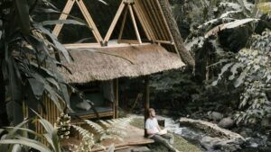 Practical UK guide for creators on contacting Costa Rica brands via Clubhouse and landing flatfee brand deals outreach scripts, negotiation tips and platform tactics.