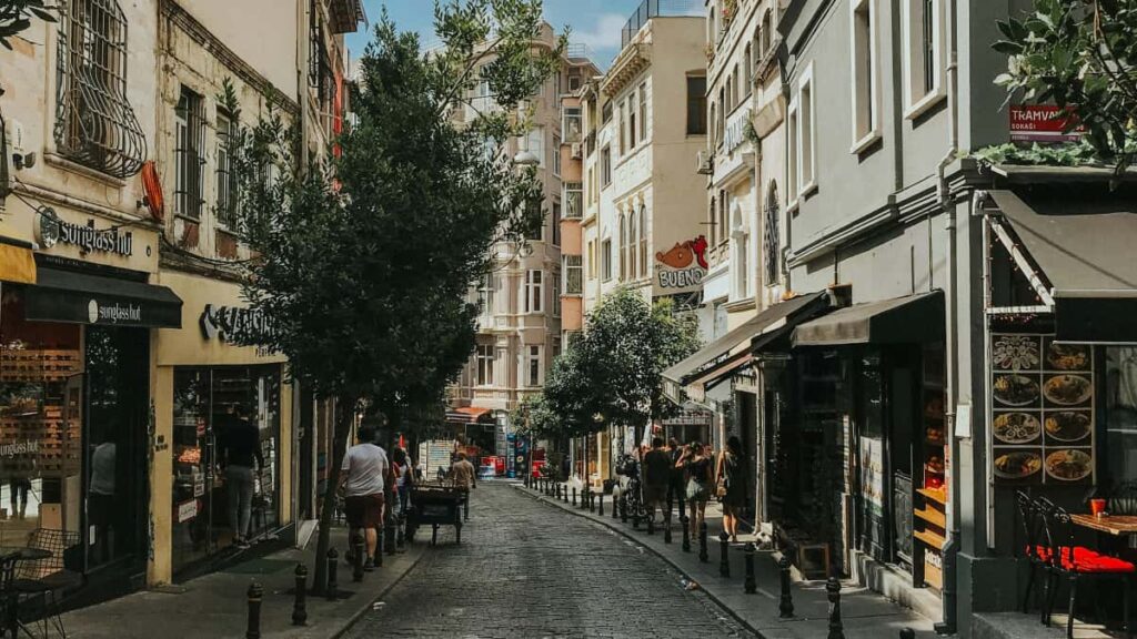 Practical, UK-focused guide to pitching Dutch brands on Pinterest for exclusive beta launches strategies, outreach templates, and platform tactics.