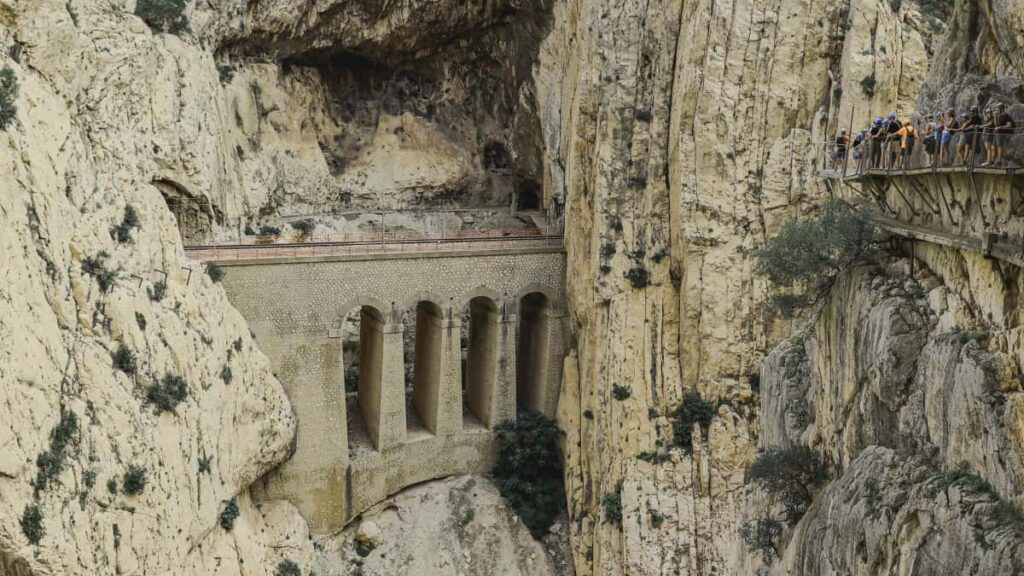 Practical guide for UK advertisers to find Algeria-based WhatsApp creators for makeup tutorials, with sourcing tactics, outreach scripts and campaign tips.