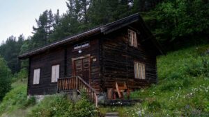 Practical guide for UK creators on contacting Estonian sustainable fashion brands via Zalo to produce lookbooks, with outreach scripts, local angles and platform tips.