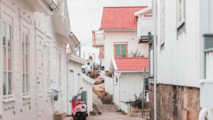 Practical guide for UK creators on contacting Norway-based brands selling via Amazon, building affiliate deals and monetising content channels in 2026.